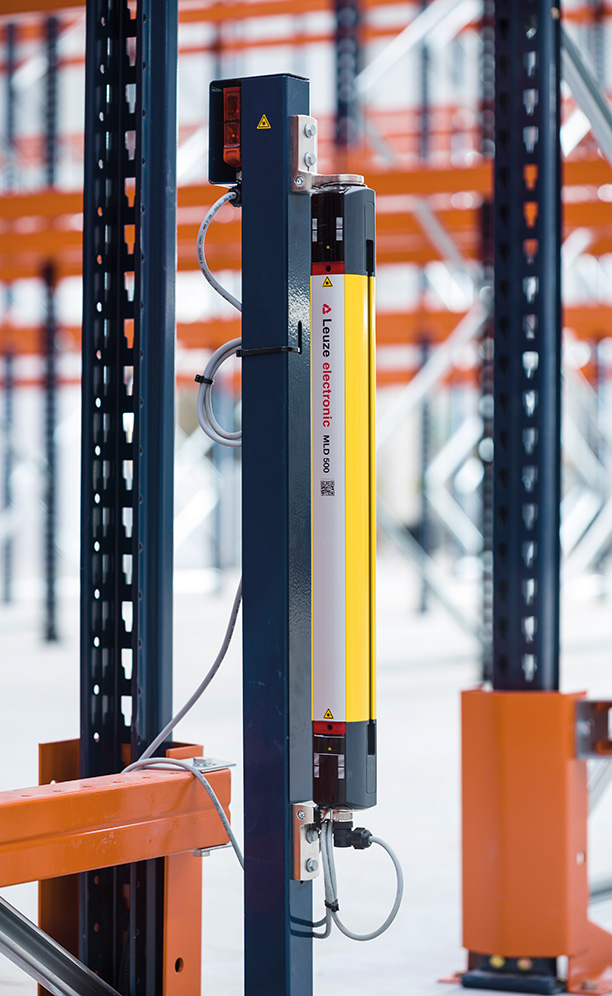 Las estanterías Movirack incorporan dispositivos de seguridad, como barreras externas e internas con fotocélulas, que detienen toda actividad cuando los operarios trabajan en el interior del pasillo