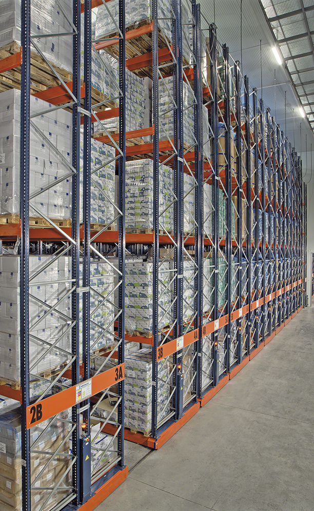 Mecalux equipó la nueva bodega frigorífica de 3.000 m² con 22 estanterías móviles de 10 m de altura y 38 m de longitud