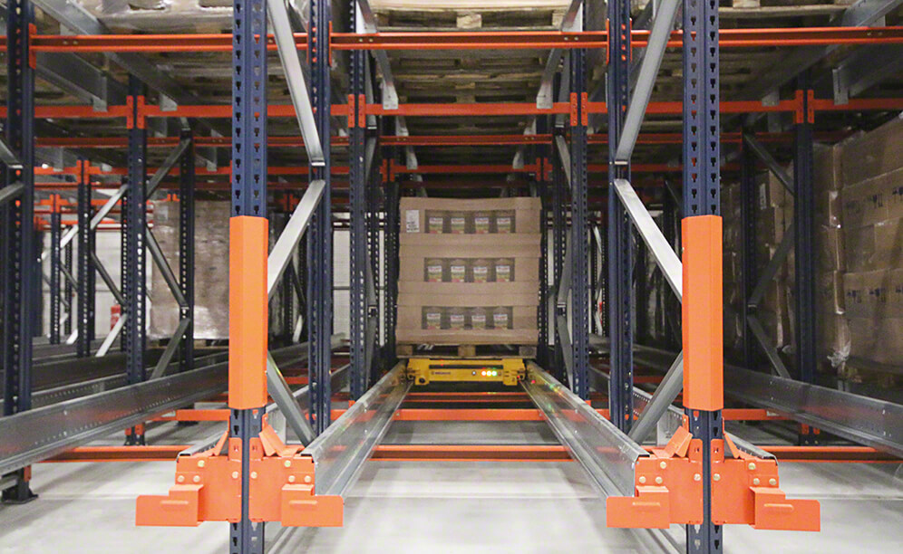 El sistema compacto Pallet Shuttle de Firat Food ofrece una capacidad de almacenaje superior a 1.500 estibas, repartidas en 128 canales de 10 m de profundidad