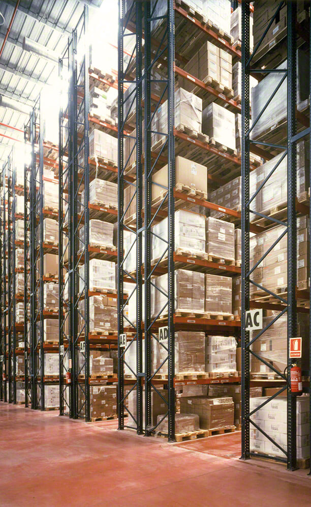 Fases 1 y 2: bodega con capacidad para 12.900 estibas de 800 x 1.200 mm formado por diez pasillos con racks de 15 m de altura
