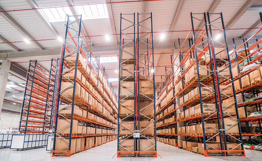 Las estanterías selectivas miden 8,5 m de altura y ofrecen una capacidad de almacenaje para 2.072 estibas