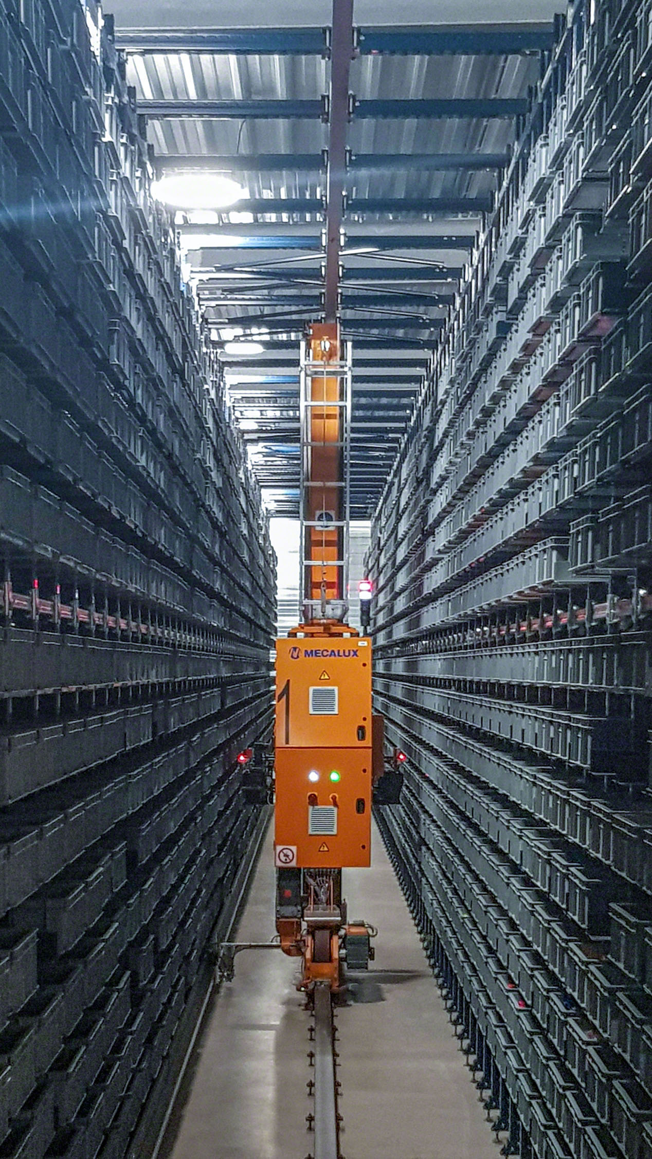 Almacenamiento automatizado de 7.800 cajas con piezas de juguetes