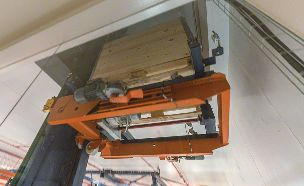 La bodega está conectada con producción mediante un elevador de estibas