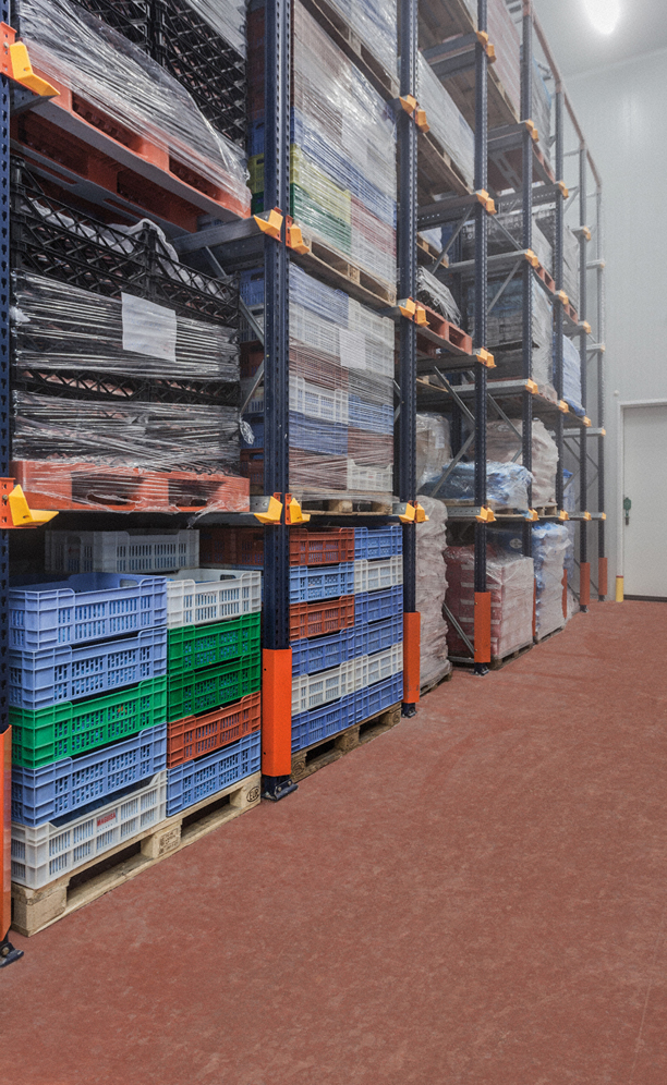 Las estanterías drive-in se han instalado para almacenar estibas con producto semielaborado congelado y consumibles voluminosos