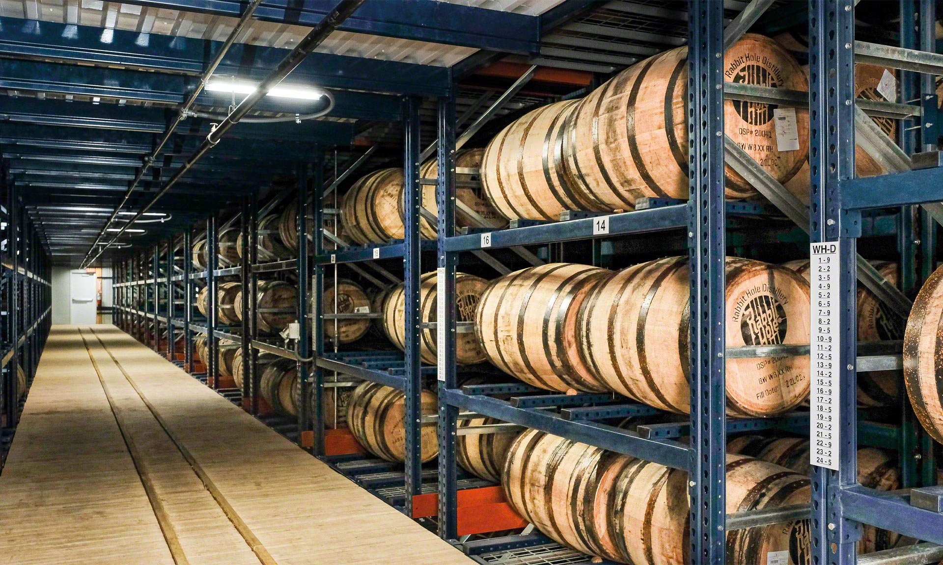 Rabbit Hole Distillery: bodega de alta densidad con barriles de whiskey bourbon