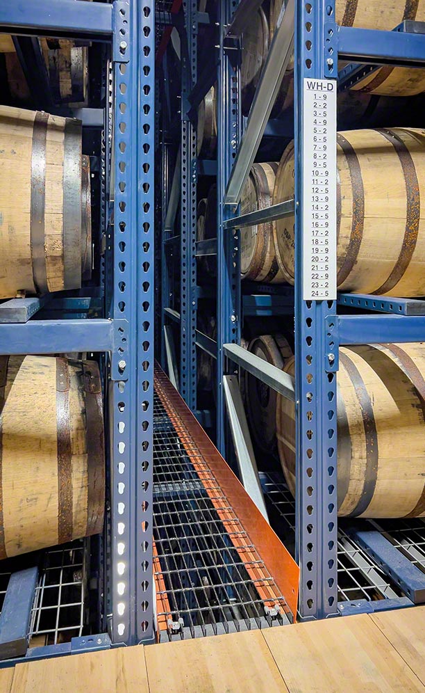 Estanterías para barriles en la bodega de Rabbit Hole Distillery en Louisville
