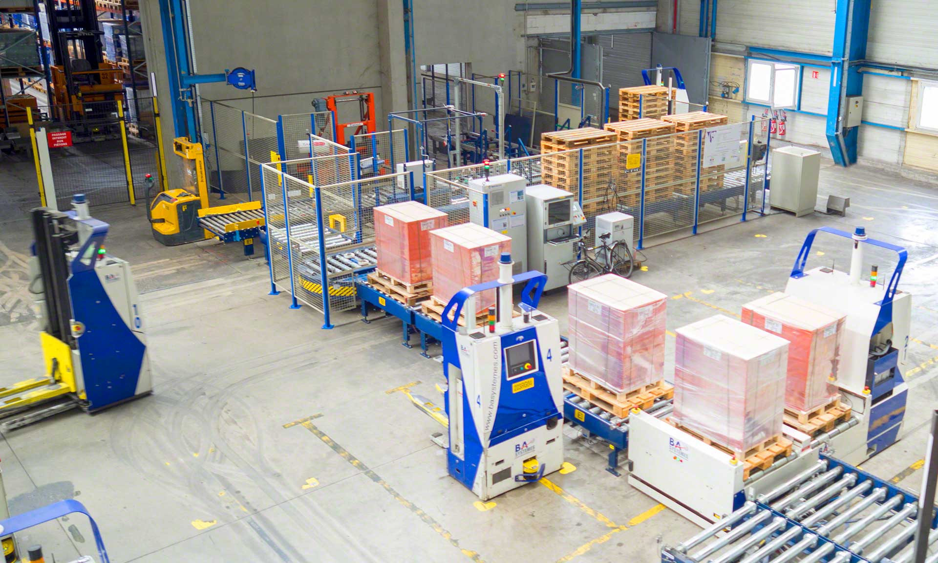 Los montacargas automatizados dinamizan el transporte interno de mercancía de una bodega
